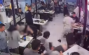 多名食客轮番搭讪邻桌女子疑似乱伸手 店员看不惯劝阻时起冲突