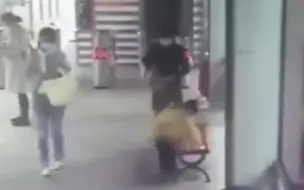 座椅有水，孕妇阿姨无法坐下，小男孩接下来的举动太暖了