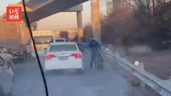 点赞！救护车早高峰遇拥堵 过路小哥奋力蹬车指挥出一条生命通道