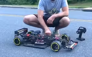 老外玩1/5油动F1遥控车