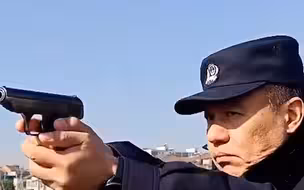 公牛发狂连伤两人，民警20米外一枪精准射中眉心：侦察兵出身