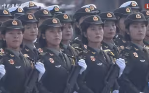 英姿飒爽的女兵方队