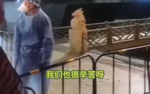当天核酸检测结束未采样大妈与检测人员发生争执