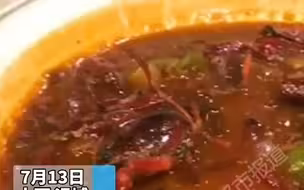 都市报道【男子在朋友店吃烧烤，  盘中小龙虾活了！ 网友：这……太鲜了！】