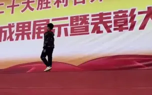 初一男孩仅训练3天为大家展示踢正步，身姿挺拔，步伐坚定。