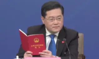 回应台湾问题！秦刚记者会上现场读宪法——