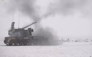 陆军朱日和冬季集训 多种武器装备实弹射击