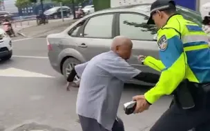 杭州一执勤民警查纠时违规使用警械 官方：已停职