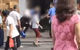 广东清远城管拦腰狠摔抱娃女子，孩子头部重重砸地 当地政府回应
