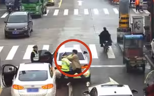 拘留！男子开车随意变道酿事故 袭警还叫嚣“我们这都这么开！”