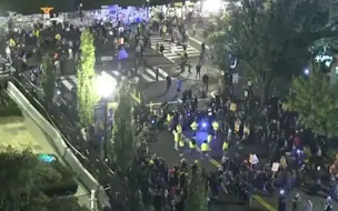 现场！白宫北门外发生抗议活动 上千人聚集一度发生肢体冲突