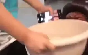 儿子端水给爸爸洗脚，接下来一幕却让爸爸懵了