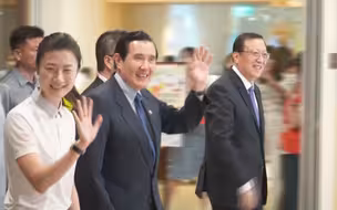 马英九陪大陆师生团访台北故宫 观赏中华珍宝