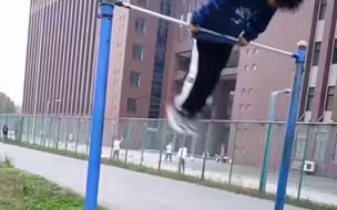 男生街头健身化身涡轮风扇 网友：加油！烤全羊