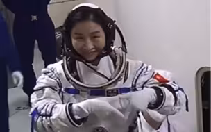 比心！刘洋进舱前三连拍