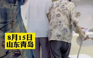 奶奶抽血害怕直往回缩，爷爷像哄孩子一样安抚守护，每一个细节都藏着爱