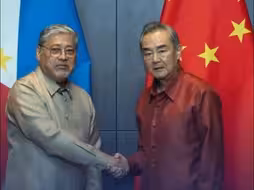王毅会见菲律宾外长：菲方不要再朝令夕改、出尔反尔，不要再反复倒退、节外生枝。