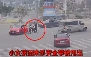 惊险一幕！两车相撞后，小女孩瞬间被甩出车外，妈妈下车后当场吓晕