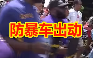 美民众抗议警方射杀非裔男子 对峙升级：街头浓烟滚滚 防暴车出动