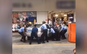 广东一女子欲跳楼轻生，民警徒手抬车 放置救援垫