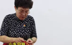 美轮美奂！100对盘扣的特殊礼服 五莲非遗传承人