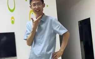 爸爸一口气买了11件衣服挨个试穿展示，女儿拍下爸爸可爱一幕，网友一眼猜出职业