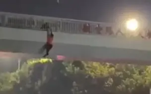 醉酒男子悬挂天桥外，操碎了过往路人的心，货车司机这个举动惊了