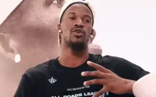 7月20日，NBA热火队球星吉米·巴特勒（Jimmy Butler）中国行来到重庆站，现场学说重庆话