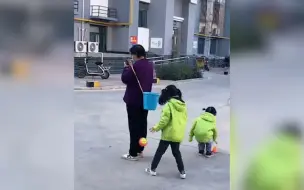 姥姥节俭也不忘带娃！旧垃圾篓变投篮神器带孙女投篮娱乐