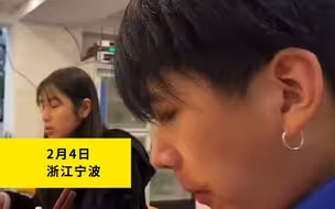 男生去女友家被灌醉 抱着马桶狂吐不止 老女婿状态逗乐众人！