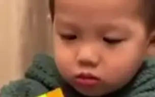 厉害！南宁两岁多萌娃变身“魔方高手“ 连续打破两项世界纪录