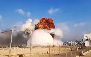 多角度实拍贝鲁特大爆炸：腾起橘红色蘑菇云，冲击波摧毁周边建筑