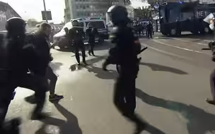 德国上万人街头抗议防疫限制与警察发生冲突 警方用水枪等驱离人群