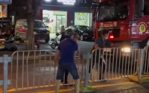 9月29日，深圳，车辆违停消防车被堵，路人飞奔而来合力挪动护栏
