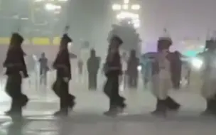 致敬！国旗护卫队冒着暴雨完成降旗任务！