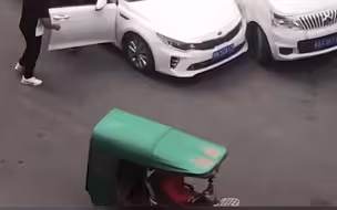 两车发生剐蹭，面包车车主下车叫嚣，下一个动作让网友傻眼！