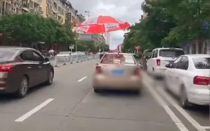 小车身挂米粉顶撑太阳伞招摇上路 ，男子奇葩广告方式成功吸引交警