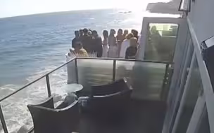 现场！海景房阳台派对正酣 十多人惊声尖叫下坠