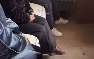 姐姐喊起床妹妹赖床不起 结果亲戚来拜年坐满一屋人: 溢出屏幕的尴尬！