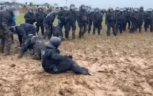 场面滑稽！德国警方与环保人士对峙被困泥淖 举步维艰还遭泥巴袭击