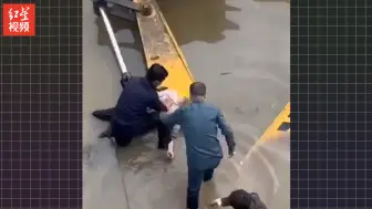 挖掘机侧翻河道工人溺水，退伍军人下水将其救起