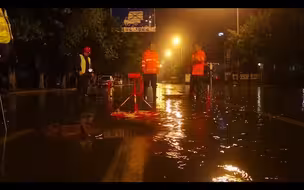 暴雨致多路段严重积水，天津排水管理事务中心工作人员连夜紧急排涝。网友：一定注意安全！