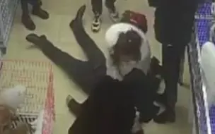 男子突发心梗众人手足无措，关键时刻一名女孩冲过来