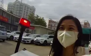 小姐姐躲身后给交警男友惊喜，没想男友“不领情”