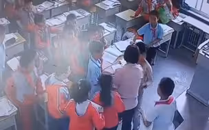 老师一脚踩空摔下讲台 下一秒学生们一起围了上来 网友:这才是教育的意义!