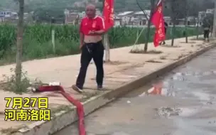 消防员清理路面淤泥工作结束后，坐在路边休息，被光头大叔硬拉去吃瓜！