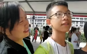 老师带六年级学生到考场感受高考氛围：想让学生明白学习的重要性