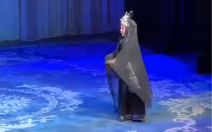 拍案叫绝！#京剧演员表演鬼步像踩平衡车 近日，天津，京剧演员在表演中展示“鬼步”，出场像是脚踩平衡车，悬空摇摆、飘忽不定。