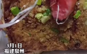 这玩意，你还敢吃吗？ #女子在烤肠内吃出塑料编织绳 ，绳子镶嵌在肉内，拉都拉不掉！
