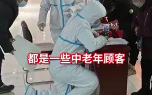 天津大学生假期当抗疫志愿者，单膝跪地为大家登记信息：不想让大家等太久